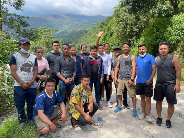 समाज सेवी सागर रने लामा को नेतृत्वमा हेलम्बु ६ मा राहात बितरण