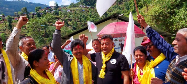 धुलिखेल नगरको घरदैलो कार्यक्रम कै बिच एमालेमा प्रवेश गर्ने को लर्को